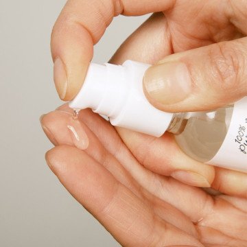 Rožių vandens drėkinantis veido serumas su hialurono rūgštimi