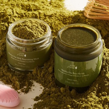 Matcha ir avižų dribsnių maitinantis veido šveitiklis