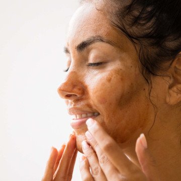 Drėkinanti veido kaukė su kakavos sviestu